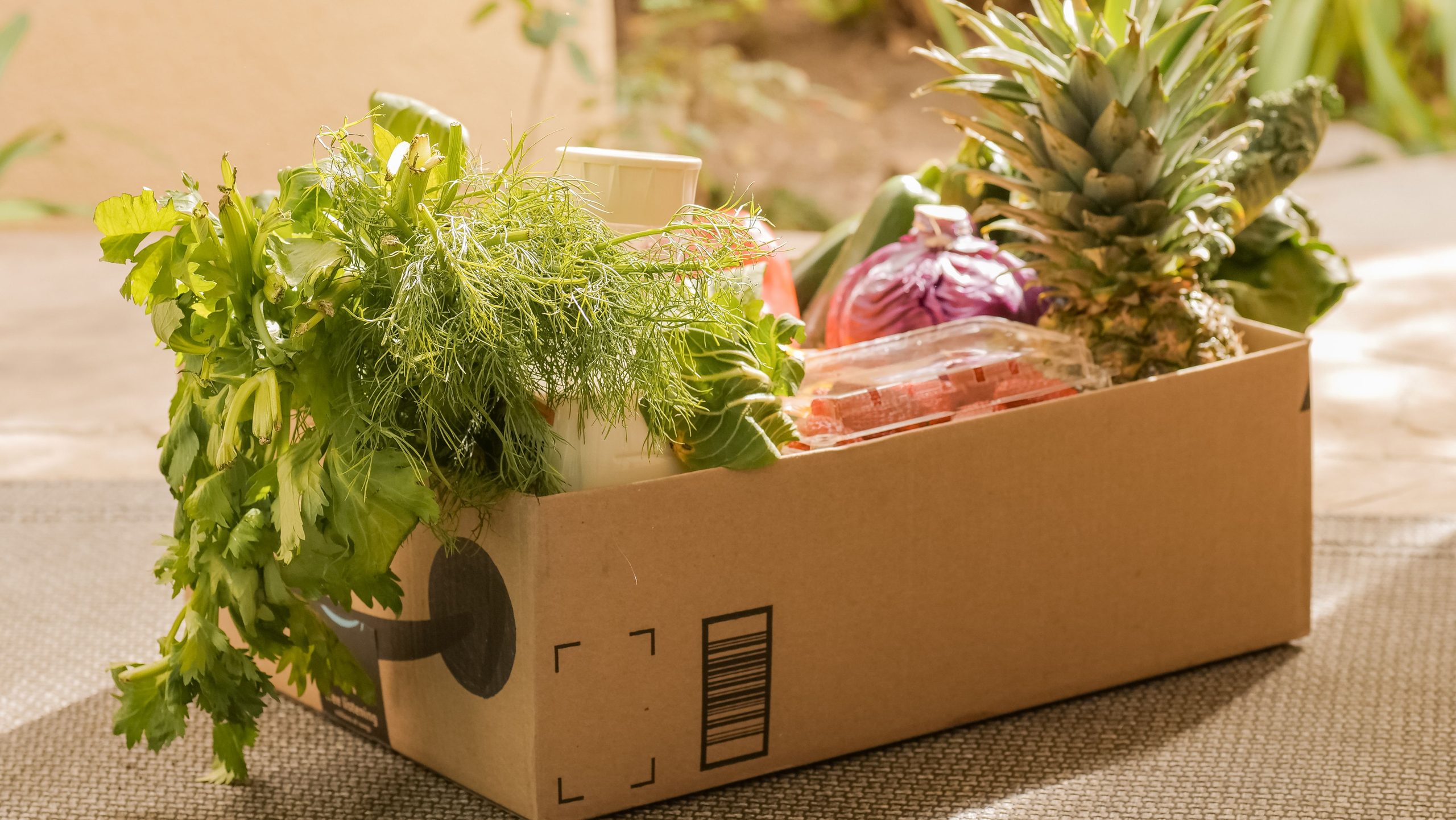 Kiste mit frischem Obst und Gemüse